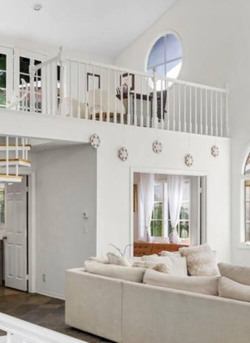 Stunning Mediterranean Mansion In Laurel Canyon Los Angeles Extérieur photo