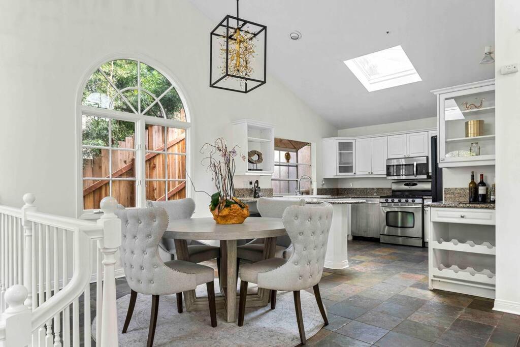 Stunning Mediterranean Mansion In Laurel Canyon Los Angeles Extérieur photo